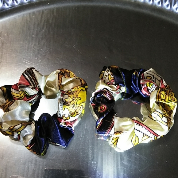 🦁NEW 2 DESIGNER INSPIRED PRINT HAIR SCRUNCHIES - Picture 2 of 4
